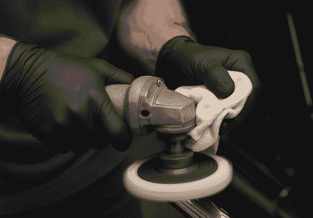 man använder polermaskin för att polera metall